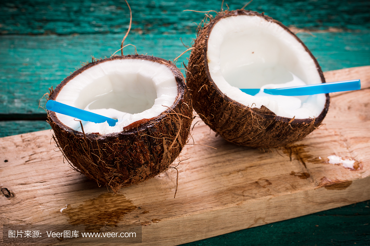 木桌上放著椰子。有機健康食品理念。美容和水療概念。